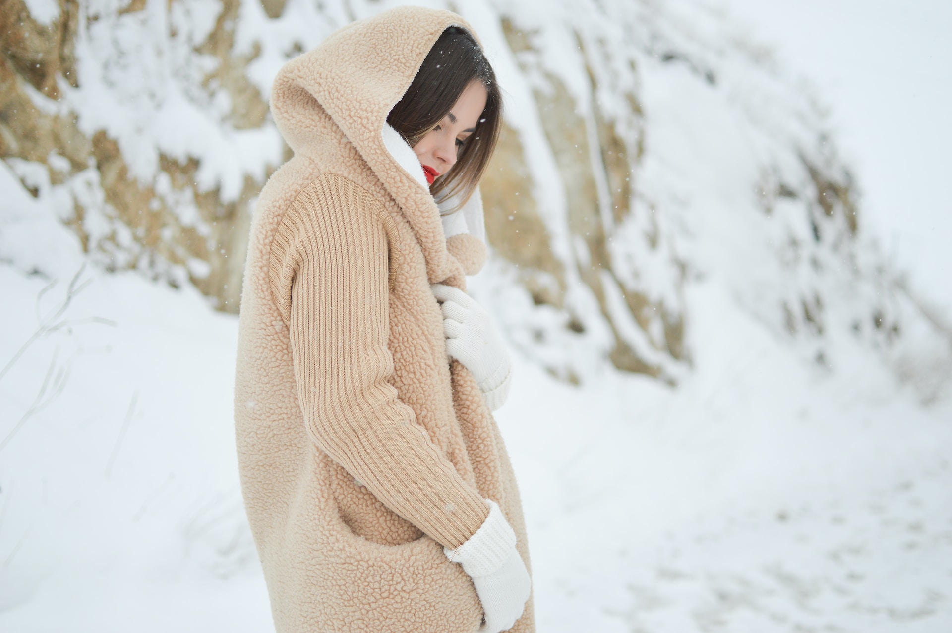  Tragen Sie geeignete Kleidung: Schützen Sie Ihre Haut vor kaltem Wind und niedrigen Temperaturen