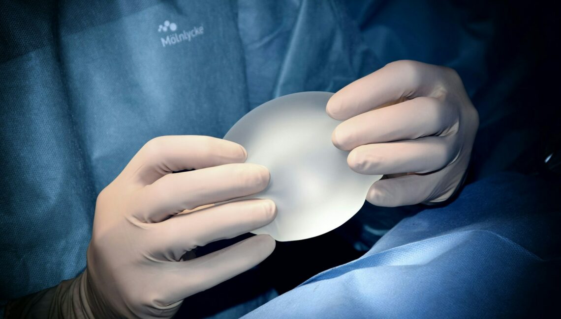 Implantatwechsel: Wann ein Austausch der Brustimplantate sinnvoll sein kann