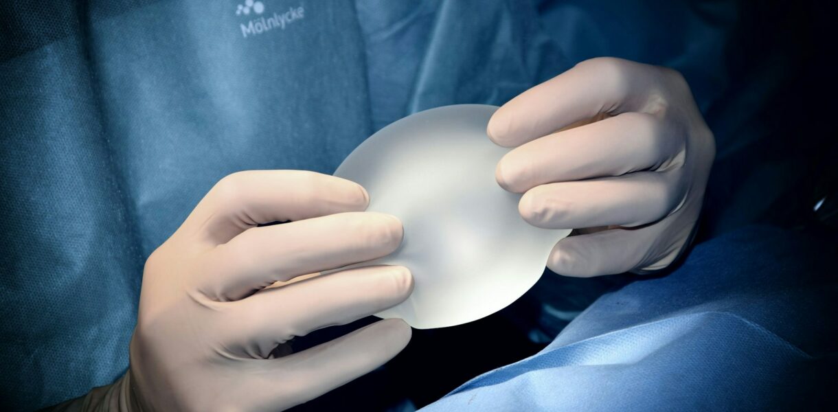Implantatwechsel: Wann ein Austausch der Brustimplantate sinnvoll sein kann