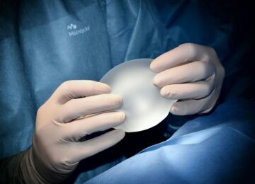 Implantatwechsel: Wann ein Austausch der Brustimplantate sinnvoll sein kann