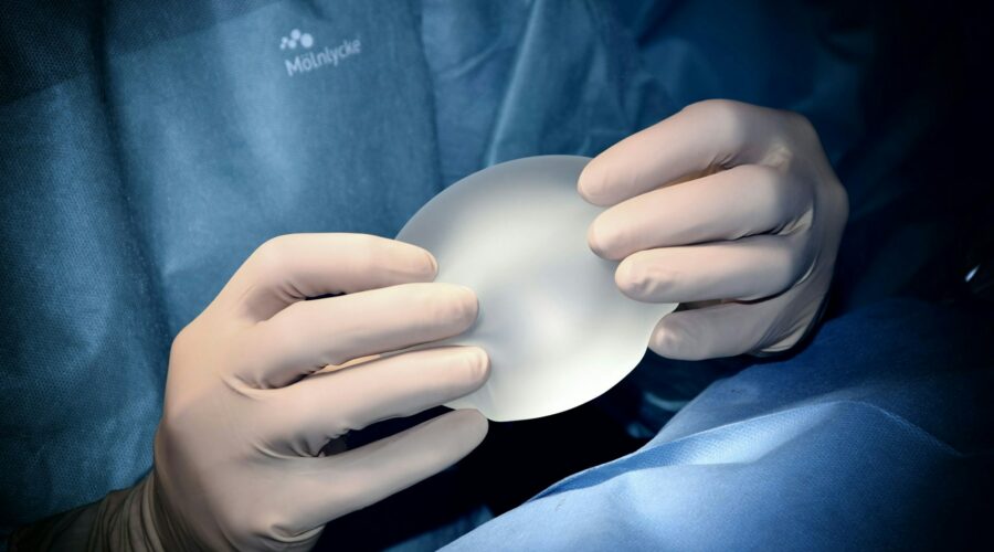 Implantatwechsel: Wann ein Austausch der Brustimplantate sinnvoll sein kann